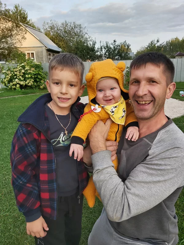 Вроде недавно еще рожали, а уже первый класс!