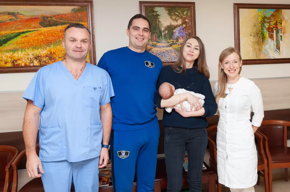 Мелина с родителями в Клинике МАМА