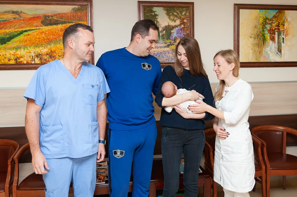 Мелина с родителями в Клинике МАМА