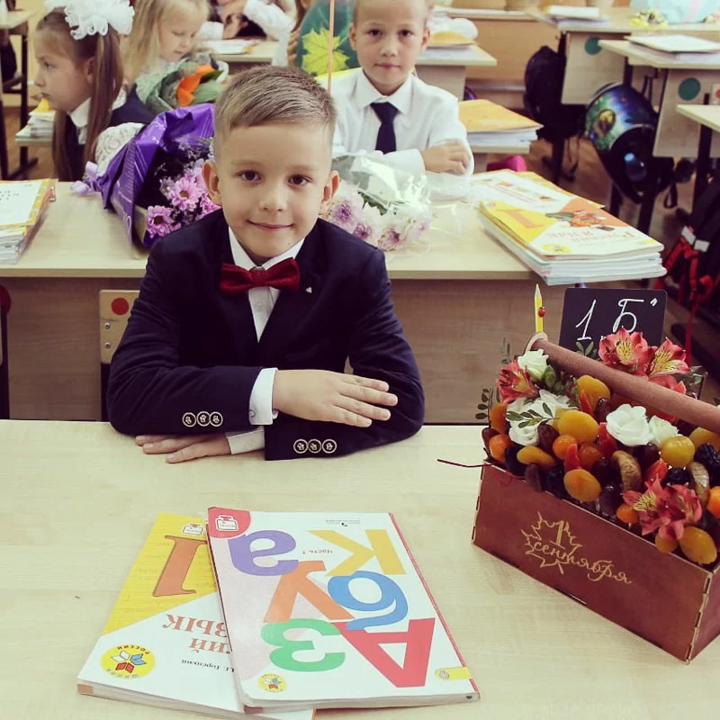 Вроде недавно еще рожали, а уже первый класс!