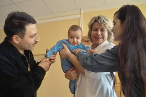 Маленький Армен приходит с родителями в гости к своему доктору Сухачевой Татьяне Сергеевне