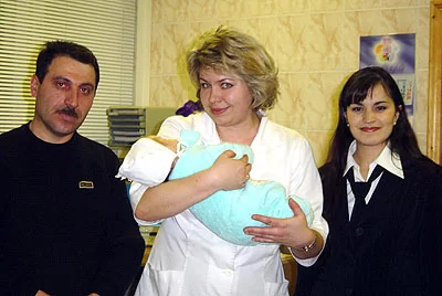 Маленький Армен приходит с родителями в гости к своему доктору Сухачевой Татьяне Сергеевне