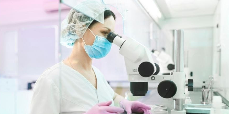 Главный эмбриолог Елена Евгеньевна Захарова проводит первичную обработку полученного материала при Микро-ТЕЗЕ