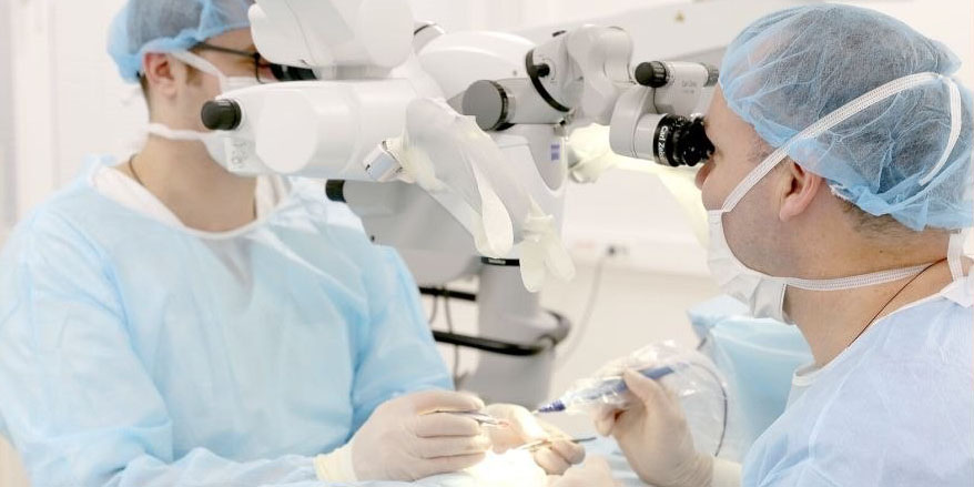 Хирург-андролог Ярослав Игоревич с ассистентом проводят операцию Микро-ТЕЗЕ